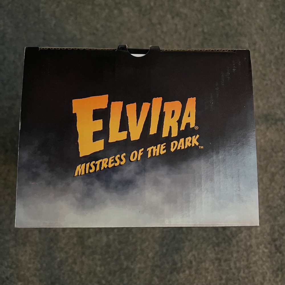 ELVIRA Mistress Of The Dark 2021 Couture De Force Figurine Statue - Picture 2 of 16